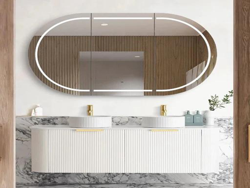 Mueble de baño de madera maciza lacado en blanco crema de alta gama con moldura de puerta