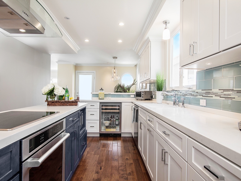 Hermoso mueble de cocina con panel shaker.