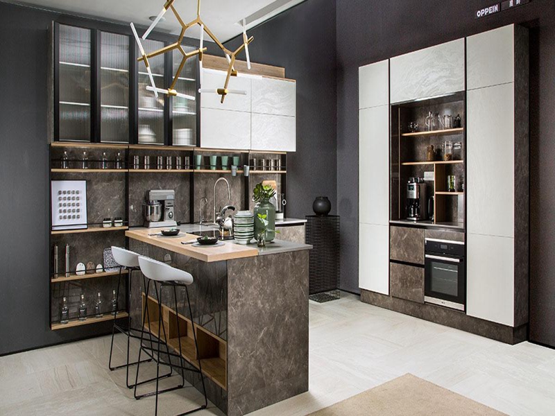 Gabinetes de cocina de vidrio engrosado personalizados de alta gama con diseños de iluminación