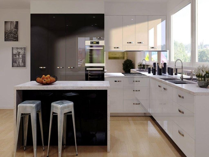 Gabinetes de cocina en blanco y negro con acabado acrílico brillante y gabinetes de dos tonos de estilo moderno