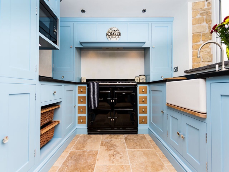 mueble de cocina con acabado lacado azul 