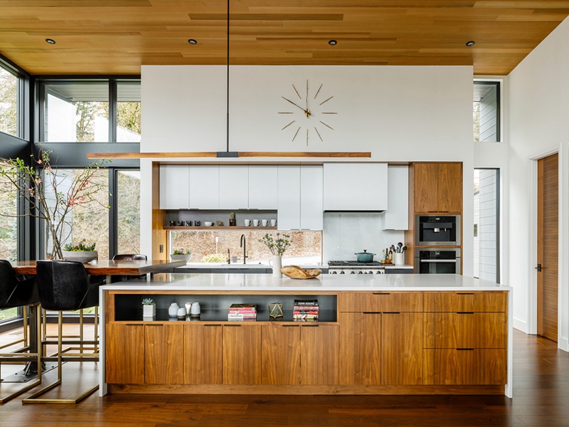 Gabinetes de cocina de pantalla plana con acabado de chapa de madera de estilo moderno con encimera blanca