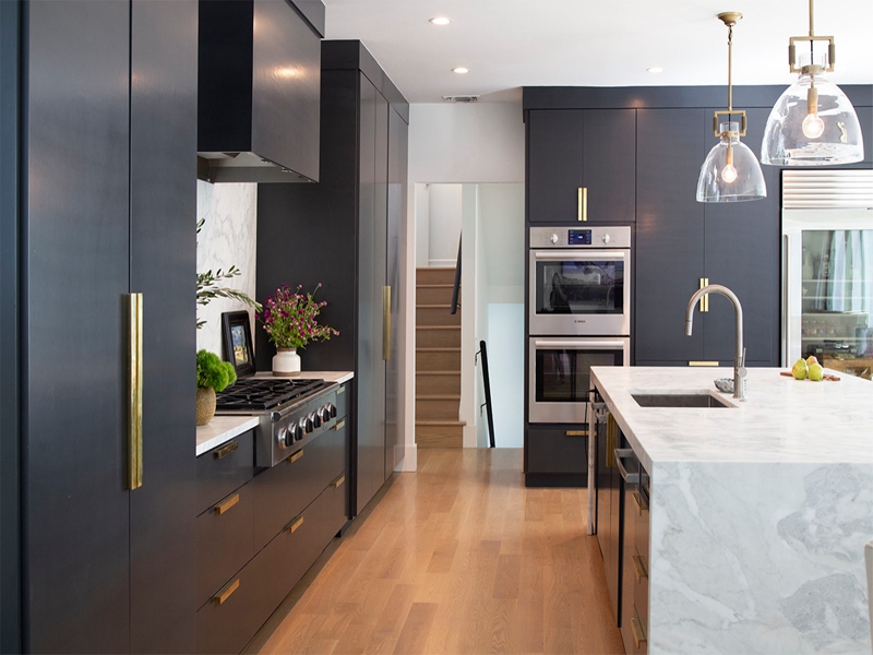 Gabinetes de cocina de panel plano con acabado lacado negro mate de estilo moderno con hermosa encimera de cuarzo