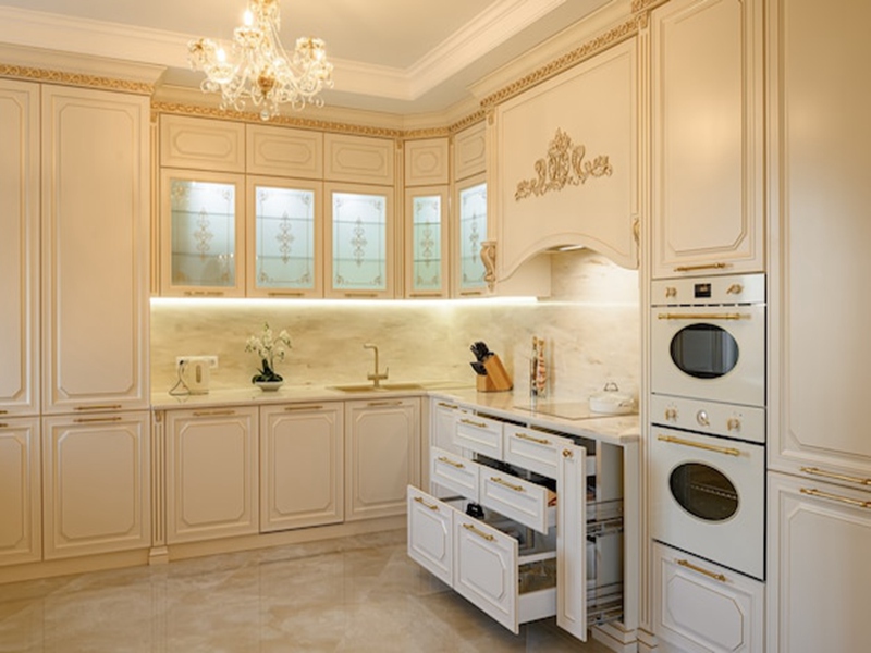 Gabinetes de cocina de color sólido estilo shaker con una hermosa línea superior