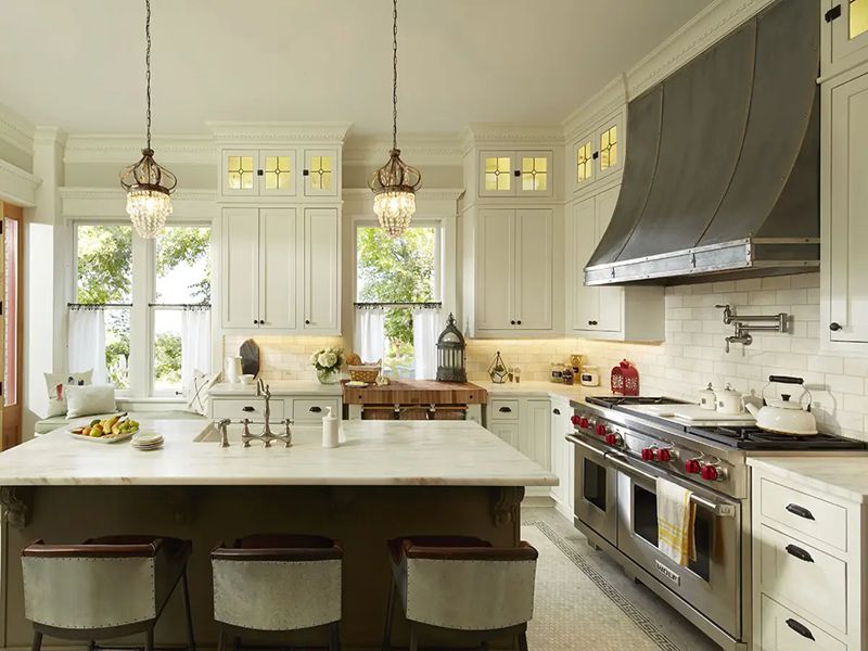 Gabinetes de cocina de madera maciza lacada en blanco puro estilo shaker con diseños de paneles de vidrio