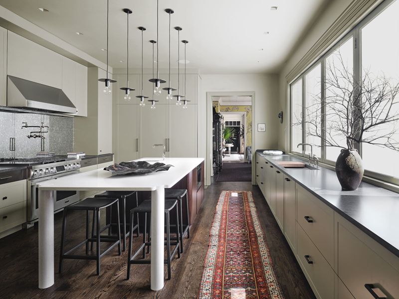 Gabinetes de cocina de madera maciza con acabado lacado en tono gris de estilo moderno