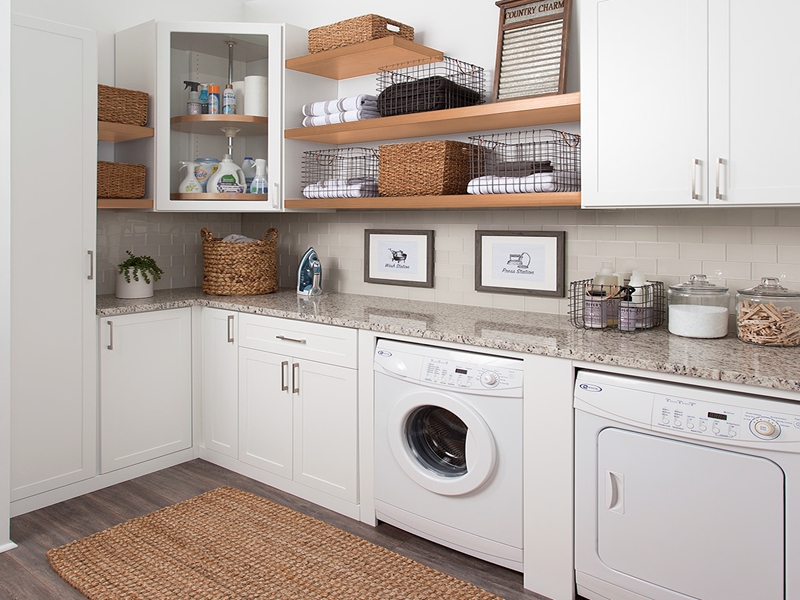Armarios de lavandería estilo shaker con acabado lacado blanco y diseños de estantes abiertos