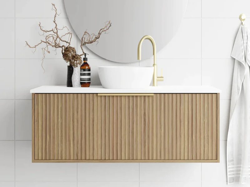 Tocador de baño con acabado de veta de madera y diseño estriado