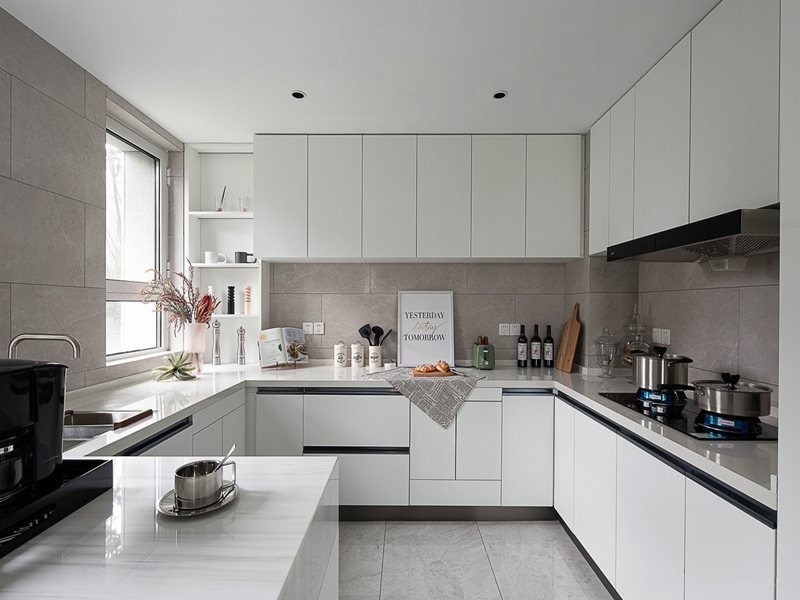 Gabinetes de cocina minimalistas de madera maciza de color blanco puro con diseños laterales de isla de cocina
