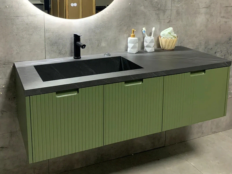 Gabinete de baño de madera maciza con acabado lacado en verde fruta y diseño elegante con moldura empotrada