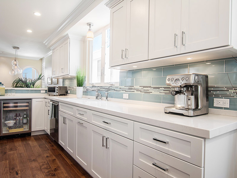 White kitchen cabinets 