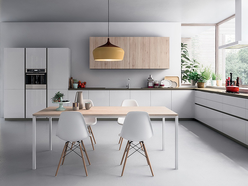 Gabinetes de cocina lacados en blanco mate, de madera, modernos y minimalistas, en forma de L.