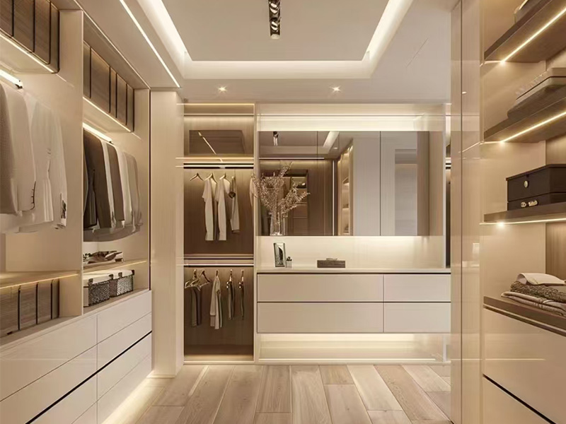 Armario de lujo italiano de alta gama para ropa, vestidor de madera con tira de luz LED.